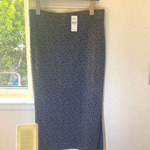 New with tags LOFT skirt . 1 slit on the left side.
